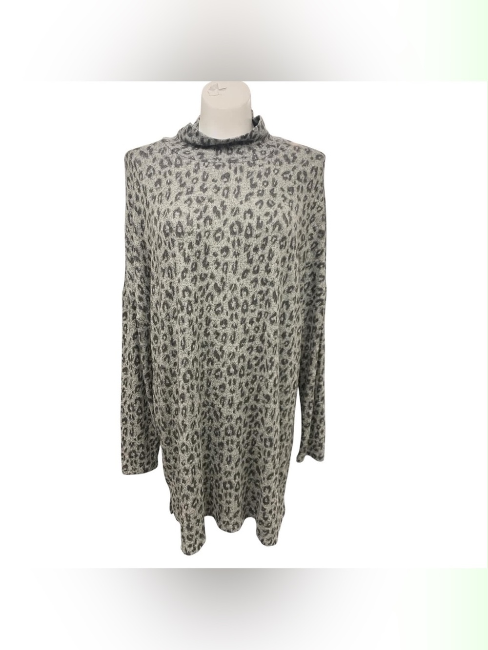cleo Gray Leopard Print Mock Neck Tunic Size M